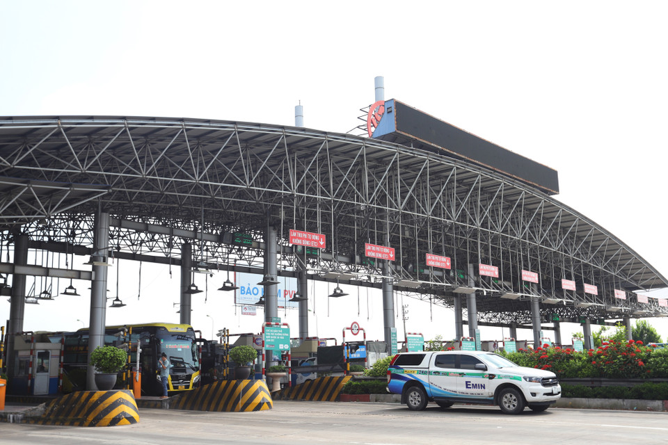 Sau 9 giờ ngày 1/8, các phương tiện chưa dán thẻ nếu cố tình di chuyển vào làn thu phí tự động sẽ bị xử phạt. (Ảnh: Hoài Nam/Vietnam+)