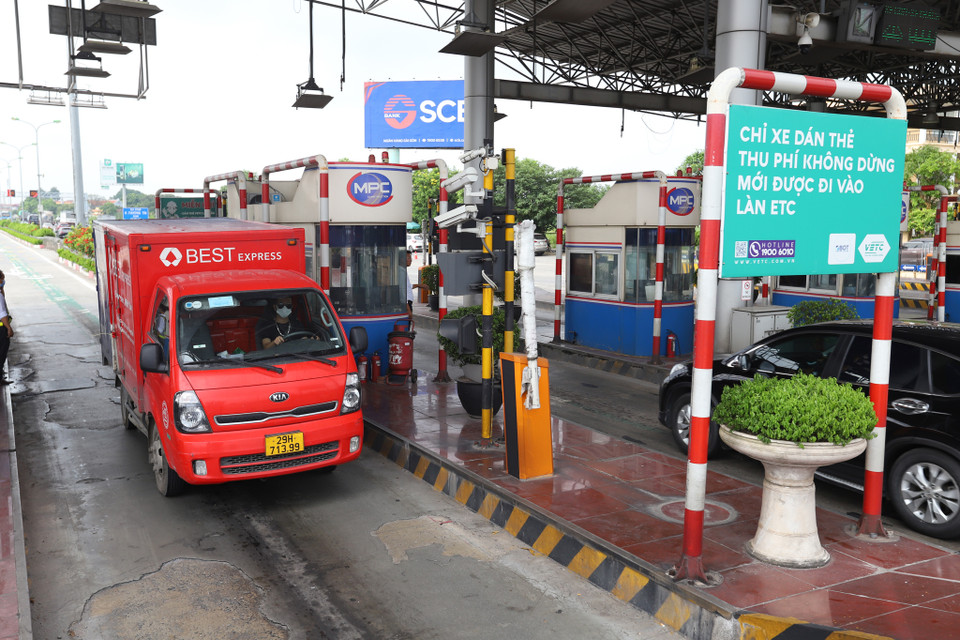 Ghi nhận tại cao tốc Pháp Vân-Cầu Giẽ sáng nay, 1/8, các làn thu phí tự động phương tiện di chuyển qua chỉ mất vài giây, không có hiện tượng ùn ứ. (Ảnh: Hoài Nam/Vietnam+)