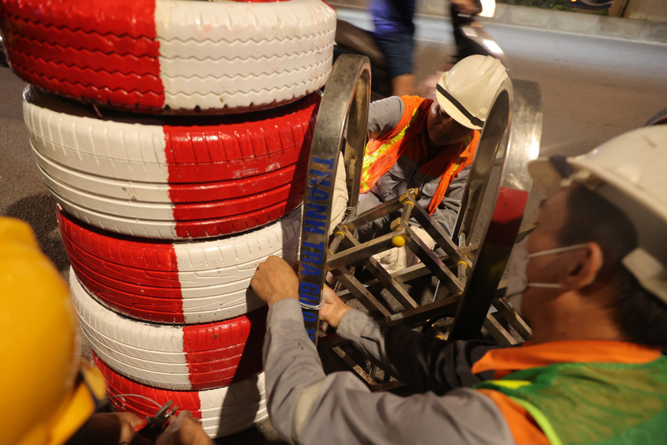 Hiện tại, hai làn xe ôtô được bố trí sát dải phân cách, hai làn hỗn hợp và một làn xe máy-xe thô sơ. Tuy nhiên, các phương tiện vẫn di chuyển không tuân theo biển báo giao thông. (Ảnh: Hoài Nam/Vietnam+)