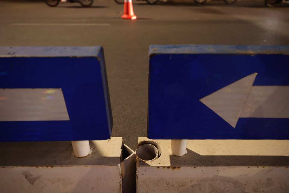 Các nút giao tại dải phân cách được cố định chặt chẽ. (Ảnh: Hoài Nam/Vietnam+)