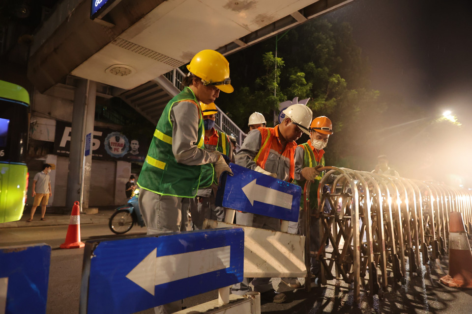 Sau khi lắp đặt dải phân cách, tuyến đường được kỳ vọng sẽ giảm thiểu ùn tắc, tạo điều kiện thuận lợi nhất cho người tham gia giao thông. (Ảnh: Hoài Nam/Vietnam+)