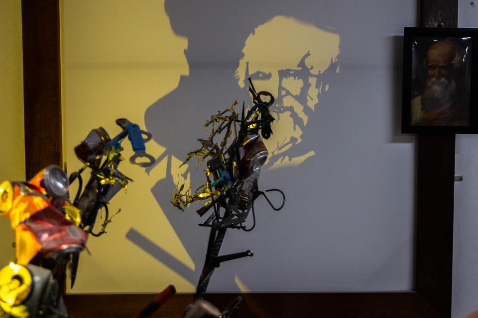 Anh Tự còn có tác phẩm chân dung các nhà bác học từ các phế liệu. Trong ảnh là chân dung nhà bác học vĩ đại của Hy Lạp cổ - Acsimet. (Ảnh: Hoài Nam/Vietnam+)