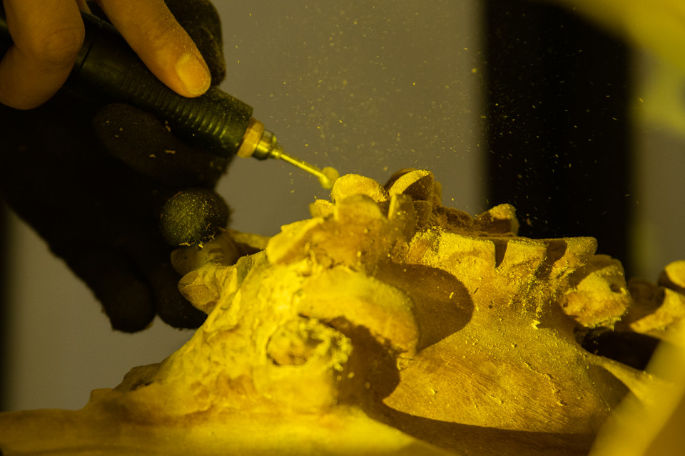 Nếu như nghệ thuật điêu khắc chủ về hình khối, đường nét và thông điệp thì cách mà Bùi Văn Tự sáng tạo không chỉ có vậy. Anh phải tính toán kỹ lưỡng về những lằn ranh, lỗ thủng, khoảng trống… để tác phẩm trước mắt đạt yêu cầu nghệ thuật. (Ảnh: Hoài Nam/Vietnam+)