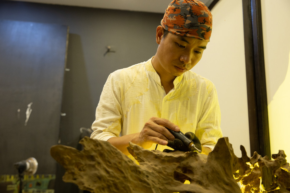 Vốn là một kỹ sư xây dựng, anh Tự sử dụng nhiều chất liệu như gốm, gỗ lũa, xi măng hay thậm chí là cả những phế liệu kết hợp với nguồn sáng để tạo ra những tác phẩm độc đáo. (Ảnh: Hoài Nam/Vietnam+)