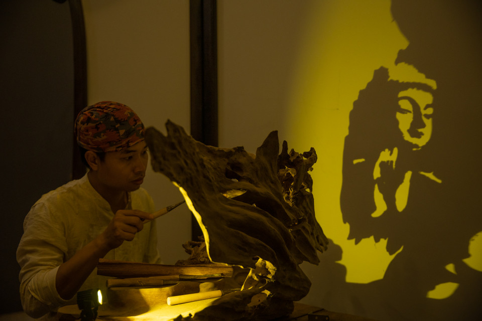Anh tự gọi đó là nghệ thuật điêu khắc ánh sáng. Khi ánh sáng rọi vào vật chủ, phần bóng tối trên bức tường là hình hài mà tác giả muốn truyền tải. (Ảnh: Hoài Nam/Vietnam+)