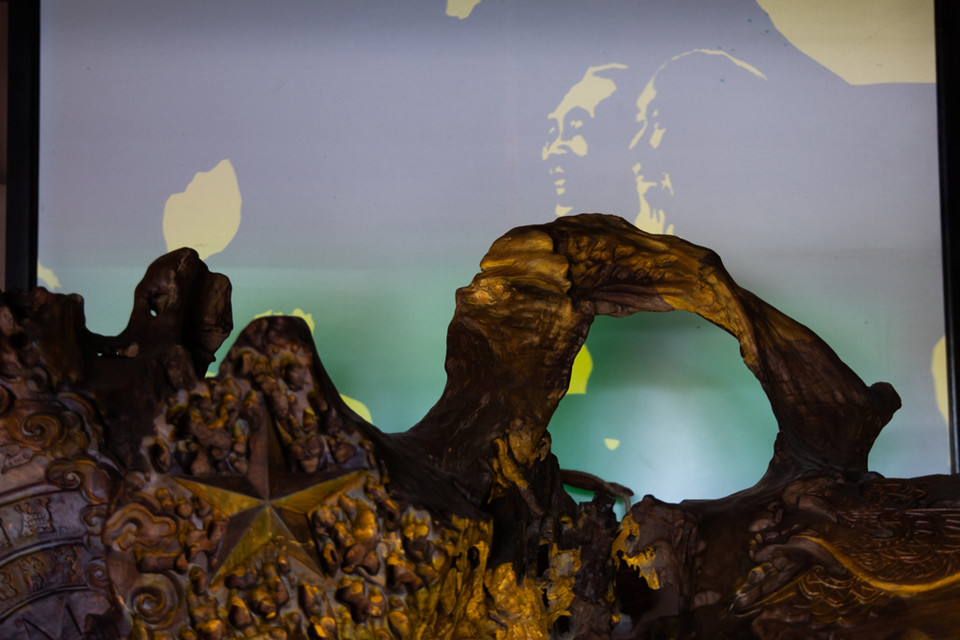 Tác phẩm chân dung người đi tìm hình của nước-Hồ Chủ tịch vĩ đại và người Anh cả của Quân đội Nhân dân Việt Nam-Đại tướng Võ Nguyên Giáp. (Ảnh: Hoài Nam/Vietnam+)