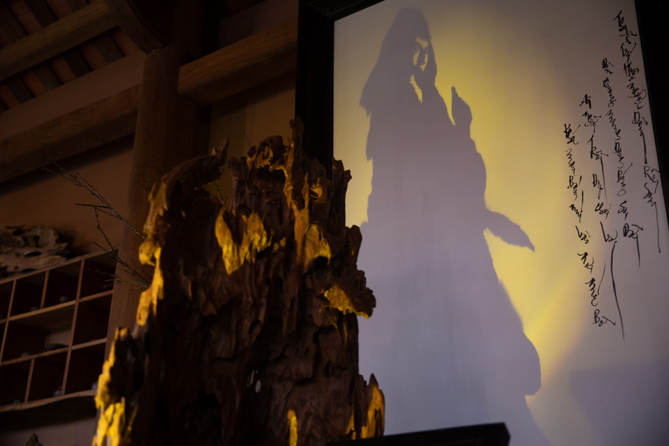 Các tác phẩm của anh được sáng tác trên một số chủ đề như những hình ảnh về đức Phật, câu chuyện về người mẹ, chân dung danh nhân, nghệ sỹ,… (Ảnh: Hoài Nam/Vietnam+)