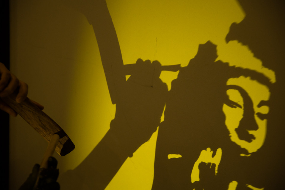 Để sáng tạo ra một tác phẩm, anh Tự cho rằng ba thành tố: Thân - tâm - tuệ, tương ứng với ba công đoạn, cũng là ba kỹ thuật khác nhau. Đó là chế tác với ý tưởng và thiết kế sơ bộ, tìm kiếm nguồn cảm hứng để chuyển tải sự rung động tạo nên linh hồn cho tác phẩm. (Ảnh: Hoài Nam/Vietnam+)