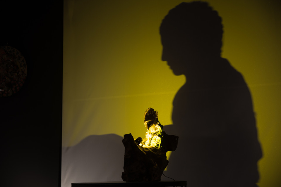 Trong mỗi tác phẩm đều mang cho mình những câu chuyện ý nghĩa riêng. Phần hình thể hiện câu chuyện đó còn phần ‘linh hồn’ chính là ý nghĩa ẩn dụ, là phần bóng phản chiếu lên nền bức tranh. (Ảnh: Hoài Nam/Vietnam+)