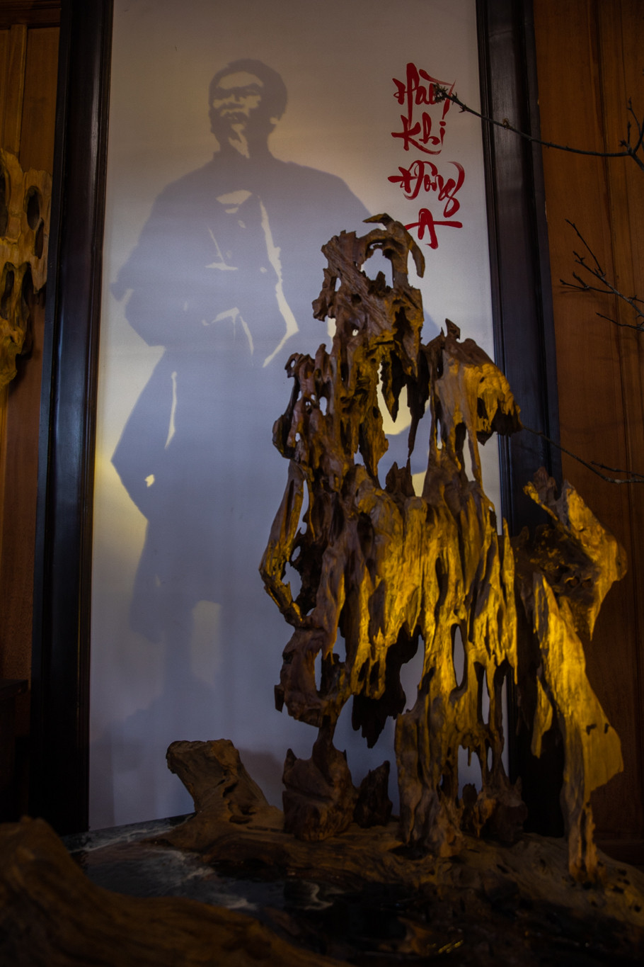 Hay bức tranh về Hưng Đạo đại vương Trần Quốc Tuấn hiện lên khi ánh sáng chiếu vào phần gỗ bên dưới, phần gỗ điêu khắc có ý niệm tái hiện trận đánh trên sông Bạch Đằng. (Ảnh: Hoài Nam/Vietnam+) 