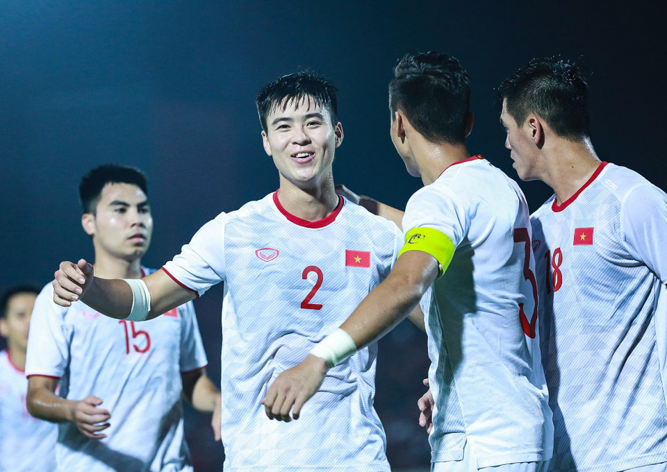 Đỗ Duy Mạnh ăn mừng đầy cảm xúc cùng đồng đội sau khi ghi bàn thắng mở tỷ số trận đấu. (Ảnh: Bá Huỳnh)