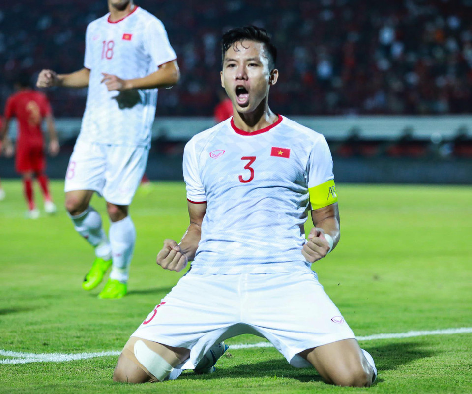 Sau Duy Mạnh, Quế Ngọc Hải là người ghi bàn nâng tỷ số lên 2-0 cho tuyển Việt Nam. Cầu thủ này ăn mừng kiểu "trượt cỏ", hét lớn để thể hiện niềm vui chiến thắng. (Ảnh: Bá Huỳnh)