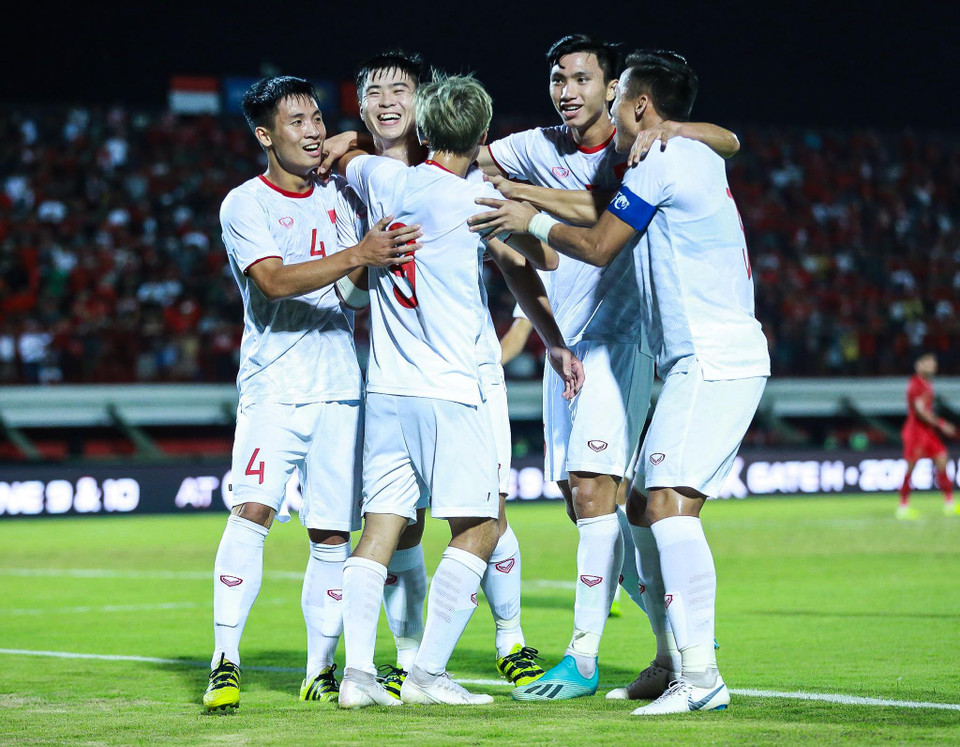Các cầu thủ Việt Nam luôn ăn mừng rạng rỡ sau mỗi bàn thắng và không quên ôm nhau thật chặt với tinh thần đoàn kết lớn của toàn đội. (Ảnh: Bá Huỳnh)