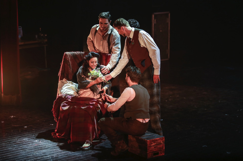 Hay day dứt vì những phút cuối vừa đau khổ vừa hạnh phúc khi sắp lìa đời của nàng Mimi trong luồng sáng vàng. (Ảnh: Tuấn Đào)