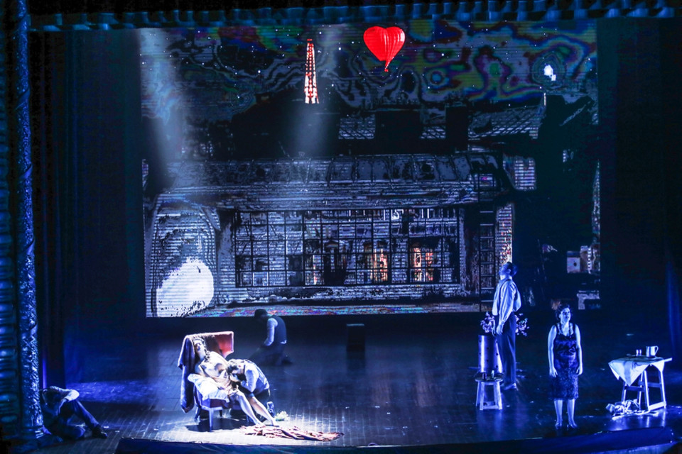 Ánh sáng vàng rọi xuống, tiếng đàn harpe ngân lên một cách khéo léo để liên tưởng tới một thiên đường nơi cô sắp đến. (Ảnh: Tuấn Đào)