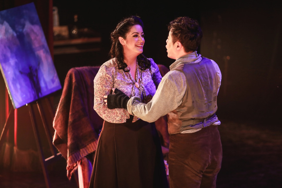 Tình yêu định mệnh đã nảy sinh trong bóng tối, dưới ánh nến và cả ánh trăng... (Ảnh: Tuấn Đào)