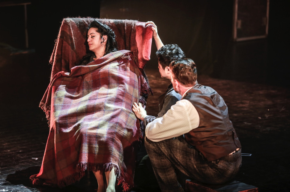 Ở phút cuối khi Mimi sắp qua đời, thời điểm khi cô và Rodolfo đang tỏ tình với nhau lần cuối... (Ảnh: Tuấn Đào)