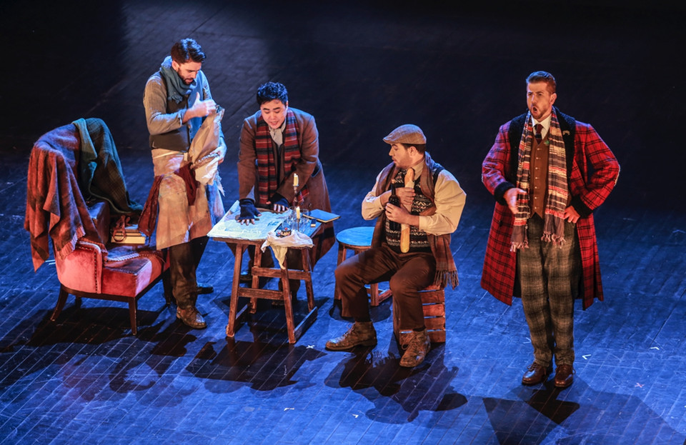 Vở được trình diễn bởi các ngôi sao Nhà hát Nhạc kịch Australia (Opera Australia) cùng dàn nhạc giao hưởng nhạc viện Sydney, dưới sự chỉ huy của nhạc trưởng Jonathan Webb. (Ảnh: Tuấn Đào)