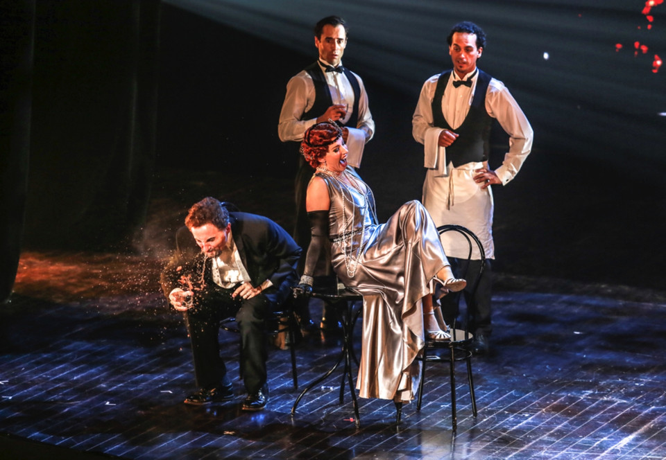 Câu chuyện diễn ra chỉ với vài chiếc ghế, bàn, việc thay đổi sân khấu diễn ra nhanh chóng cũng là một yếu tố khiến khán giả cảm thấy diễn tiến vở diễn trôi chảy, cuốn hút hơn. (Ảnh: Tuấn Đào)