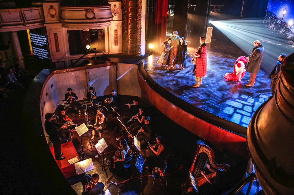 Sự tinh tế đó cũng được thể hiện qua phần trình diễn của các nhạc công trong dàn nhạc do nhạc trưởng Jonathan Webb chỉ huy. (Ảnh: Tuấn Đào)