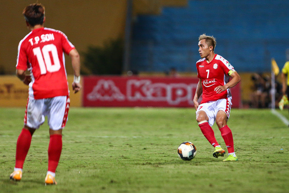 Nhiều lần Ngọc Đức bắt bài, đọc tình huống tốt để giúp đội nhà tránh những đường tấn công nguy hiểm, dùng kinh nghiệm để giúp TP.HCM triển khai thế trận tốt hơn trong thế bị ép. (Ảnh: Hiển Nguyễn/Vietnam+)