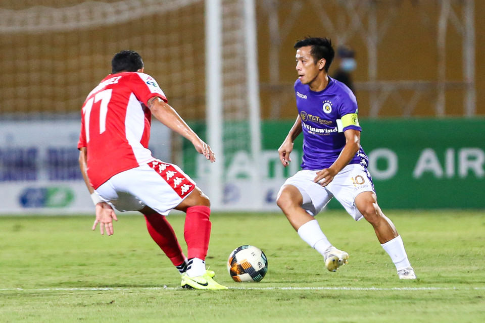 Trong những phút đầu bị ép sân, Văn Quyết dùng kinh nghiệm của mình để giúp đội nhà giữ vũng lối chơi và kiên trì chờ đợi cơ hội. (Ảnh: Hiển Nguyễn/Vietnam+)