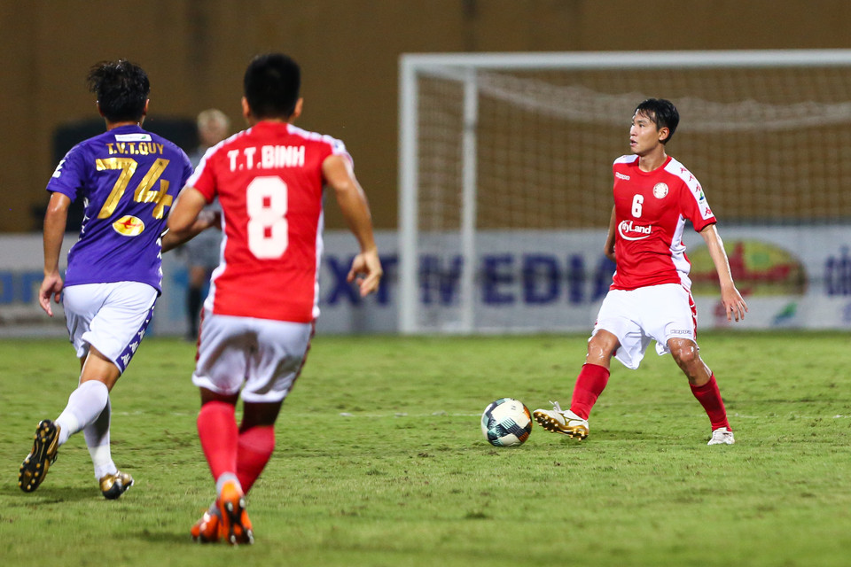 Còn lại, ngoại binh Seo Yong Duk chơi tốt và khéo léo ở hàng tiền vệ TP.HCM. Đây là mắt xích luân chuyển bóng của đoàn quân huấn luyện viên Chung Hae-seong. (Ảnh: Hiển Nguyễn/Vietnam+)