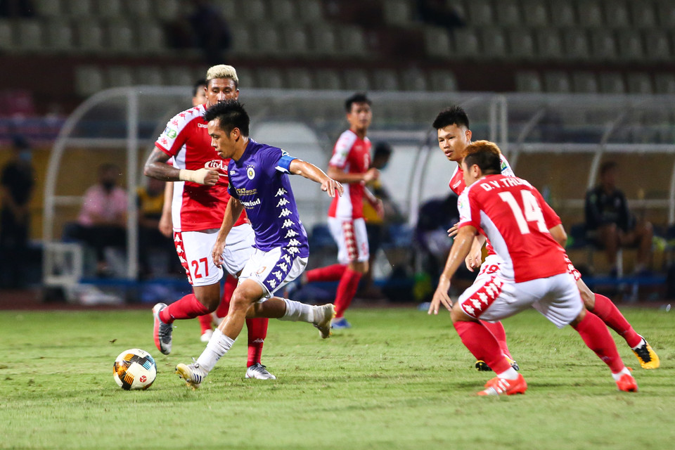 Không chỉ ghi bàn, Văn Quyết chơi lùi sâu, cầm nhịp và tổ chức tấn công cùng Quang Hải. Sự khéo léo của tiền đạo này giúp đội bóng thủ đô dễ dàng thoát pressing. (Ảnh: Hiển Nguyễn/Vietnam+)