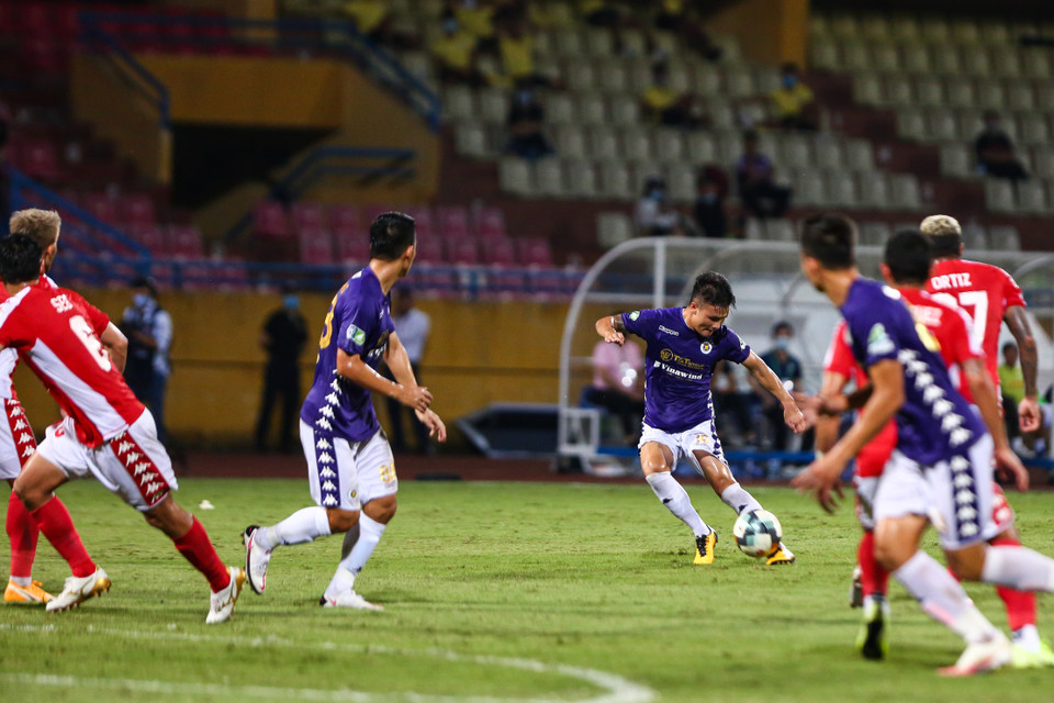 Bên cạnh Văn Quyết, Quang Hải tỏa sáng với 3 kiến tạo và 1 bàn thắng. Trong đó, pha bấm bóng tạo ra bàn thắng đầu tiên mang ý nghĩa quan trọng, nó mở ra chiến thắng cho Hà Nội FC. (Ảnh: Hiển Nguyễn/Vietnam+)