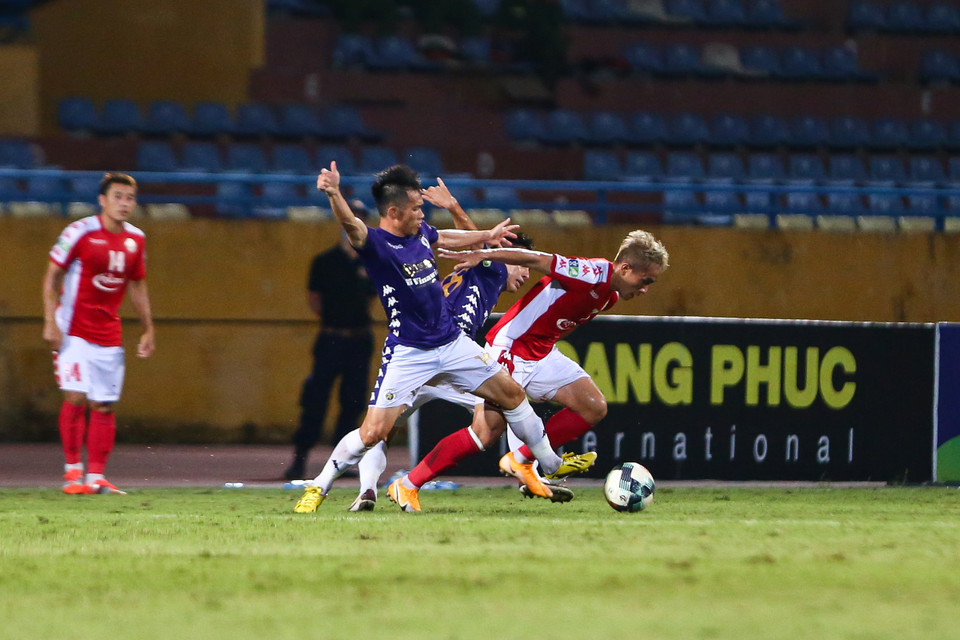 Còn phía ngược lại, TP.HCM thua đậm 1-5 nhưng vẫn có những cá nhân chơi tốt. Và Sầm Ngọc Đức và ngoại binh Seo Yong Duk xứng đáng nhận được những lời khen dù thất bại. (Ảnh: Hiển Nguyễn/Vietnam+)