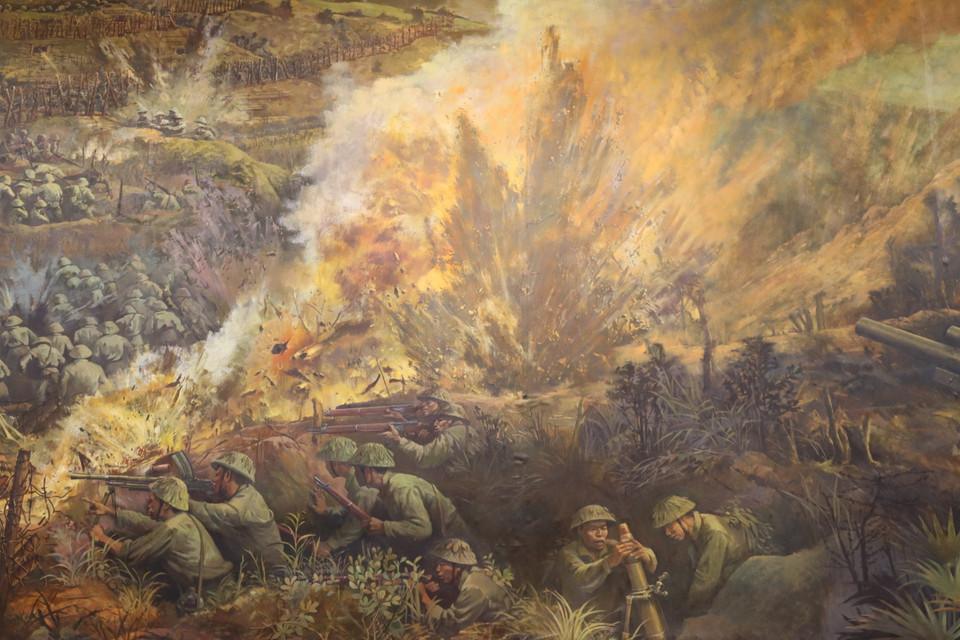 Những nét vẽ đầu tiên về bức tranh được bắt đầu từ tháng 11/2019 và hoàn thành vào tháng 5/2022, sau hàng trăm ngày thực hiện miệt mài của gần 100 họa sỹ. Tranh được vẽ sơn dầu trên nền vải toan. (Ảnh: Vietnam+)