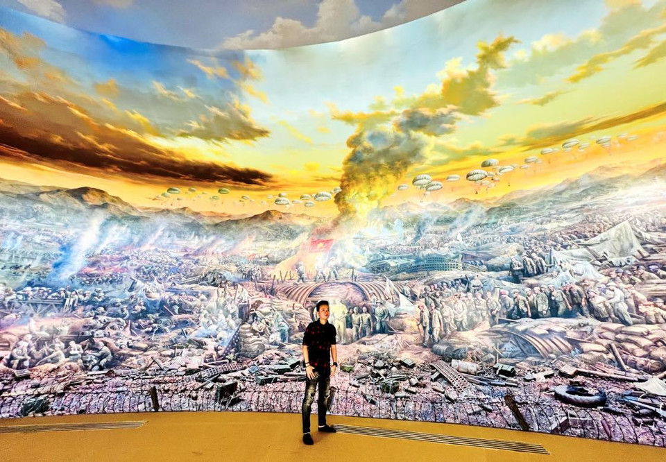 Bức tranh như là một lời tri ân những anh hùng đã chiến đấu anh dũng vì độc lập, tự do của dân tộc và cũng như là một lời nhắc nhở đến thế hệ hôm nay về truyền thống cách mạng, sức mạnh đại đoàn kết và tinh thần yêu nước. (Ảnh: Vietnam+)