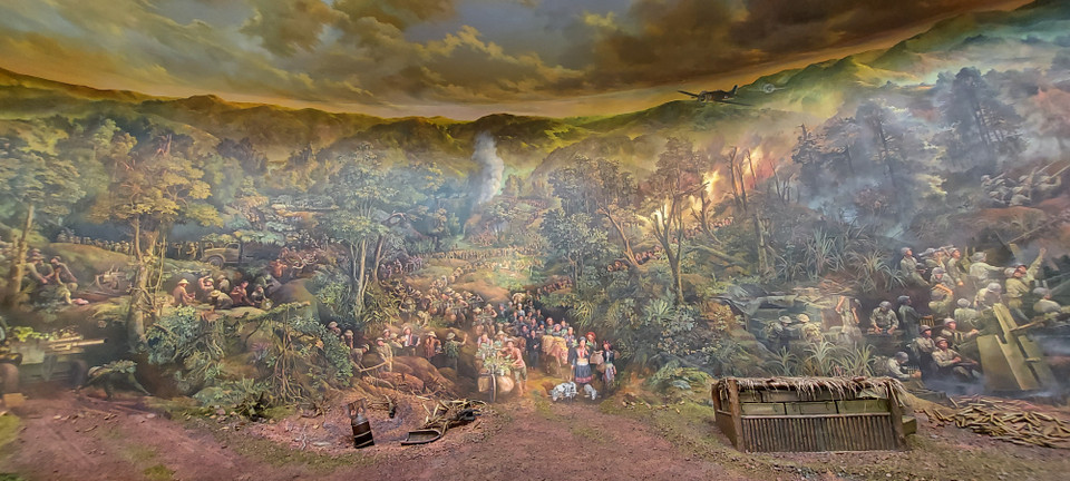 Trường đoạn 1 “Toàn dân ra trận": là hình ảnh những đoàn xe đạp thồ vận chuyển hàng cung cấp cho chiến dịch. (Ảnh: Vietnam+)