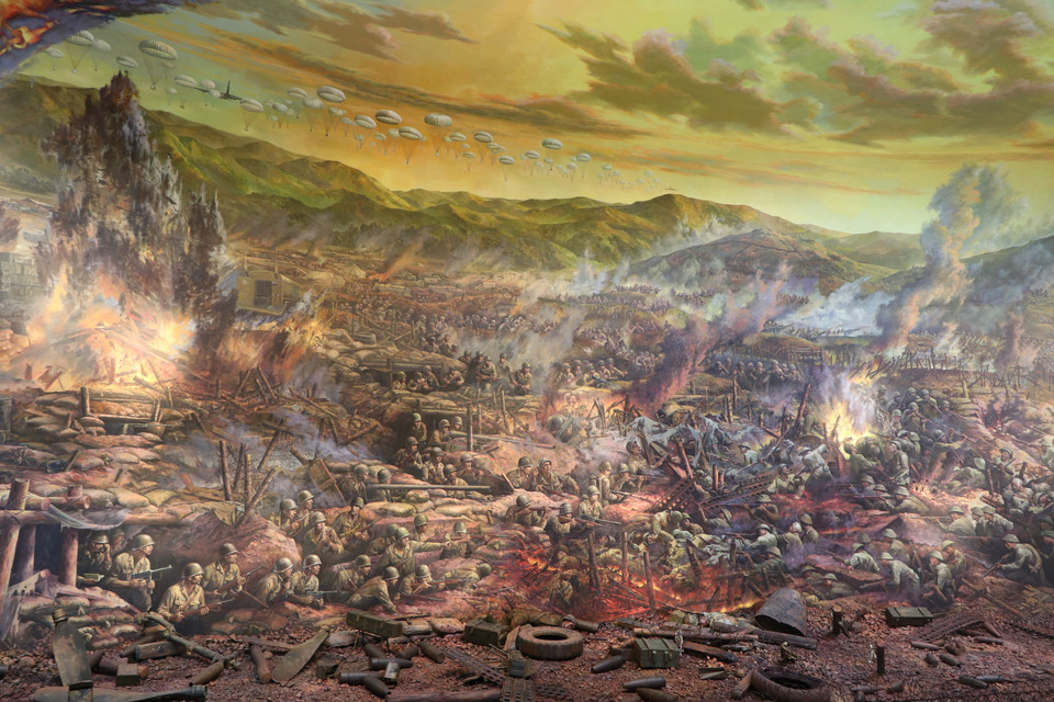 Bức tranh đã mô tả, khắc họa rõ nét “Năm mươi sáu ngày đêm khoét núi, ngủ hầm, mưa dầm, cơm vắt” của quân và dân ta để làm nên “Chiến thắng Điện Biên chấn động địa cầu,” gửi đến cả thế giới thông điệp về khát vọng giành độc lập, tự do. Toàn cảnh bức tranh được chia thành 4 trường đoạn. (Ảnh: Vietnam+)