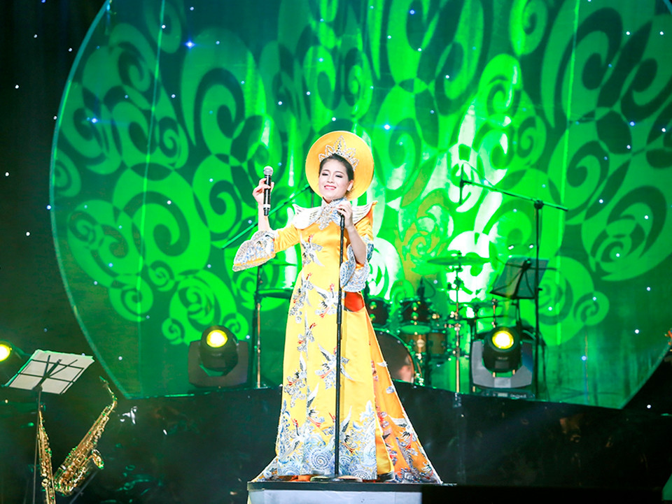 Anh Thơ mặc áo dài màu vàng, đính đá quý trị giá 1 tỷ đồng (Ảnh: Hải Bá) 