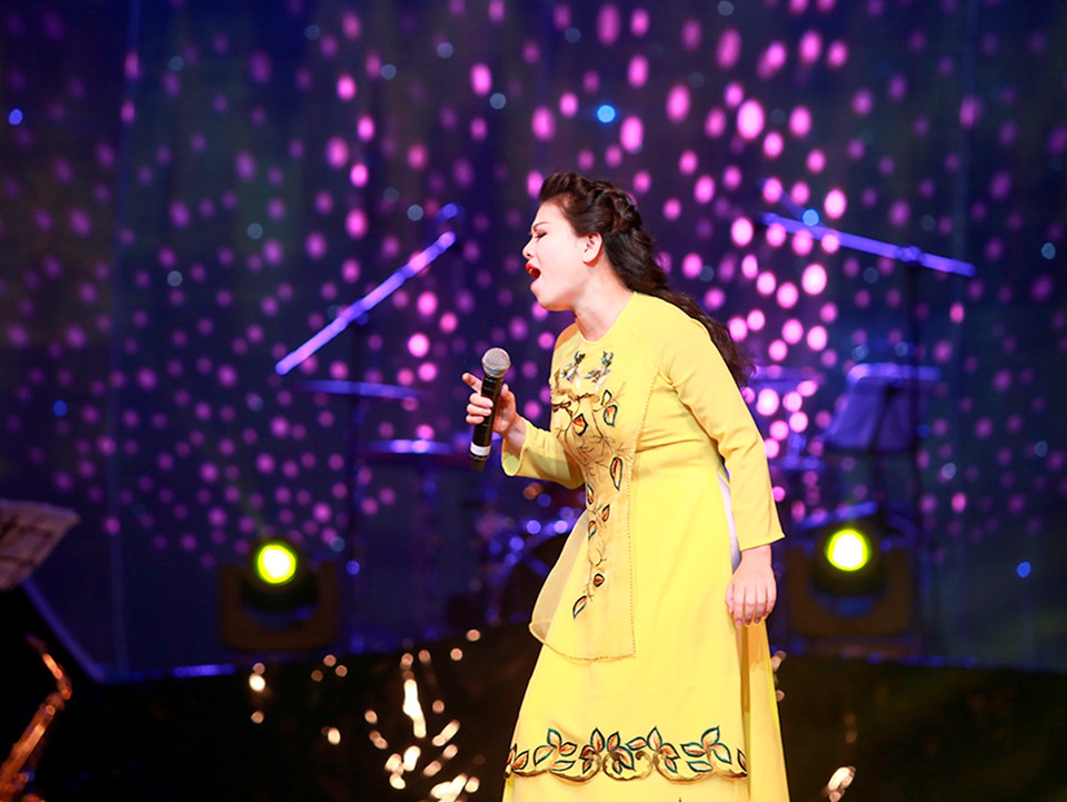 Những bộ áo dài Anh Thơ mặc trong đêm 'Tình xa khơi' đều rất cầu kỳ... (Ảnh: Hải Bá) 