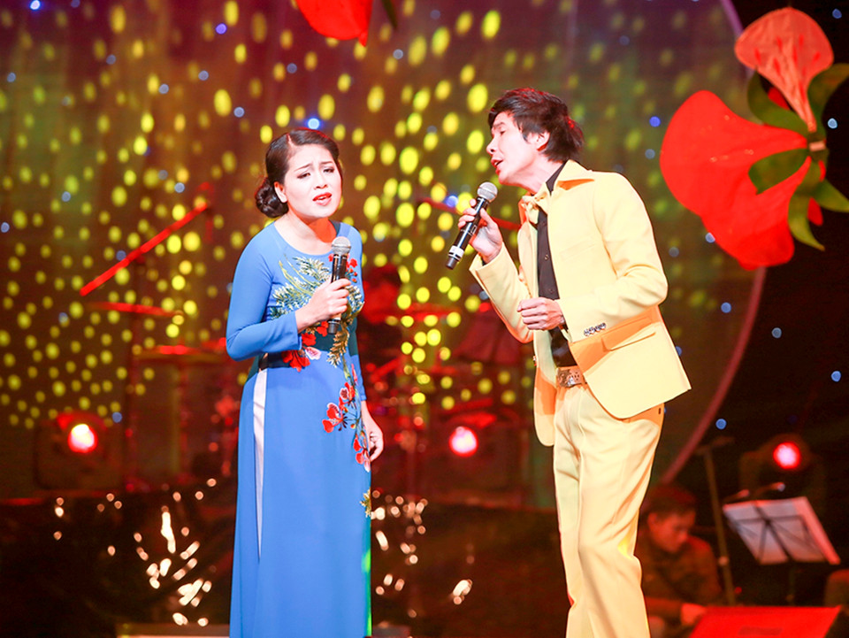 Anh Thơ song ca 'Nỗi buồn hoa phượng' với Hồ Quang Tám (Ảnh: Hái Bá) 