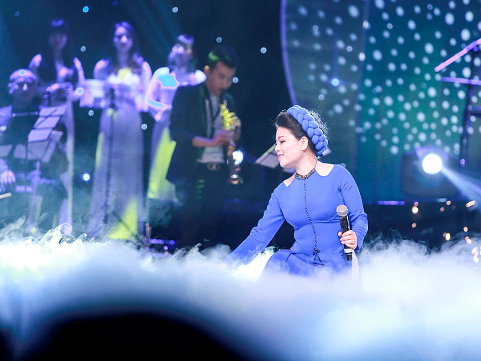 Anh Thơ thổn thức hát 'Khúc hát sông quê' (Ảnh: Hái Bá) 