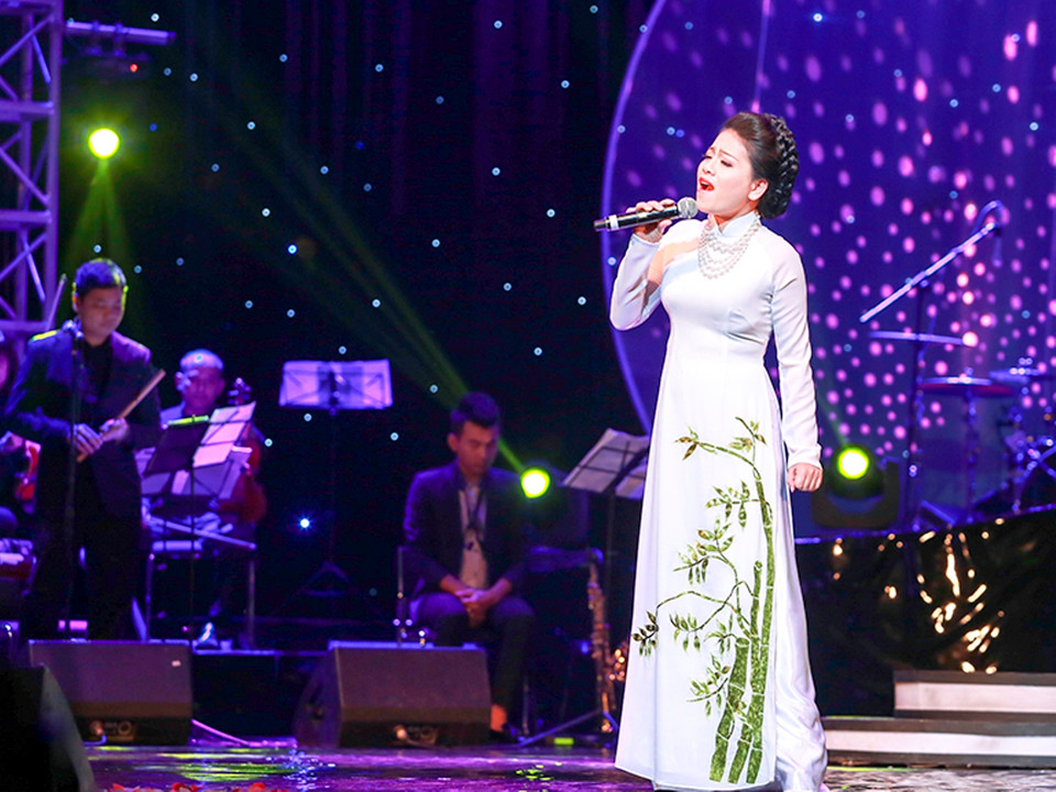 Phần mở đầu hát ngợi ca các miền quê Việt Nam, Anh Thơ mặc áo dài trắng được thiết kế giản dị (Ảnh: Hải Bá) 