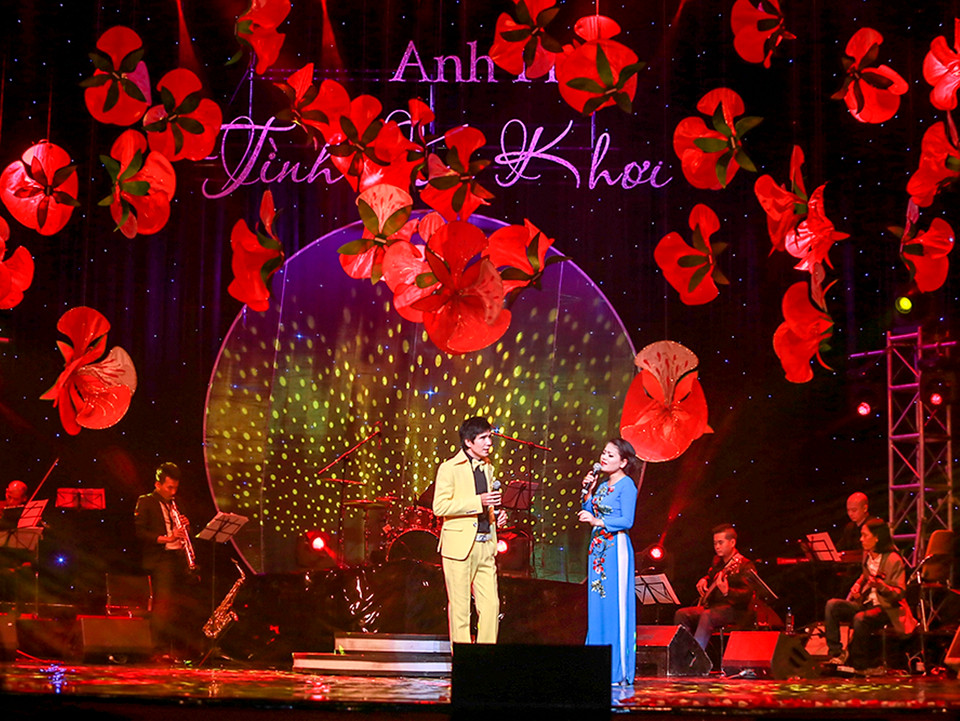Sân khấu được dàn dựng đậm chất 'sến' để Anh Thơ thử sức với dòng nhạc bolero (Ảnh: Hải Bá) 