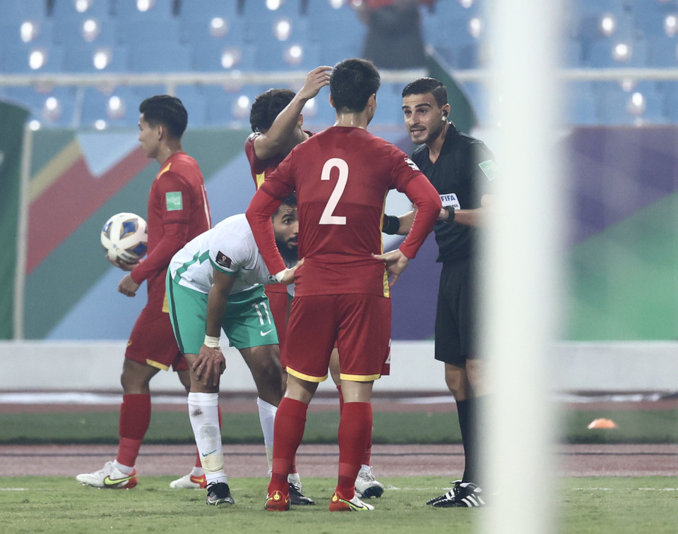 Nhiều lần trọng tài chính phải nhắc nhở cầu thủ hai đội. Trong ảnh, Duy Mạnh bị cảnh cáo sau tình huống va chạm với đối thủ. (Ảnh: PV/Vietnam+)