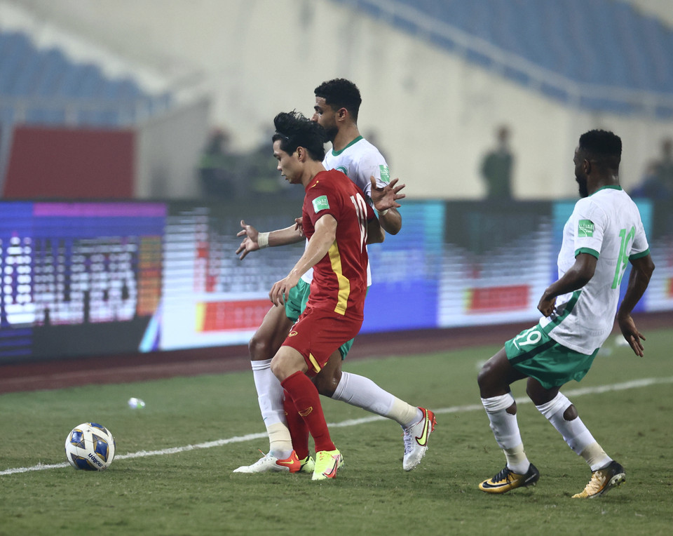 Trận đấu diễn ra với không ít những pha bóng quyết liệt không chỉ khiến hai đội phải nhận thẻ. (Ảnh: PV/Vietnam+)