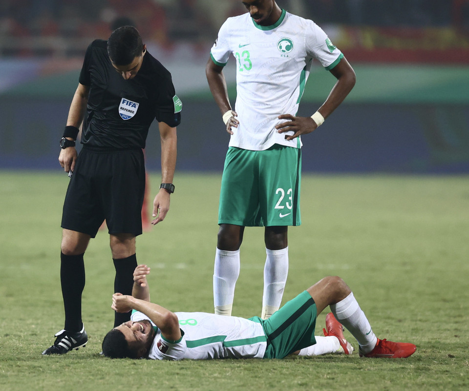 Cầu thủ Saudi Arabia đau đớn sau một pha bóng bị phạm lỗi. (Ảnh: PV/Vietnam+)