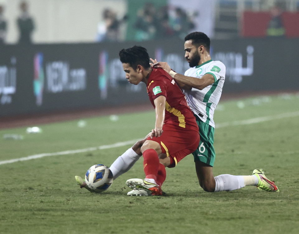Trận đấu giữa đội tuyển Việt Nam với Saudi Arabia có 7 thẻ vàng khi hai đội đều thi đấu quyết tâm, đặc biệt khi đoàn quân huấn luyện viên Park Hang-seo cố gắng ngăn cản đối thủ mạnh hơn. (Ảnh: PV/Vietnam+)