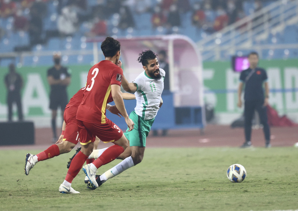 Thua thiệt trước đối thủ trong các tình huống kèm người, tuyển Việt Nam không ít lần phải chọn phạm lỗi. (Ảnh: PV/Vietnam+)