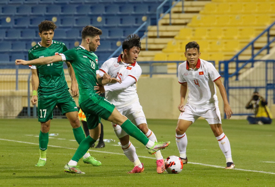 Có thời điểm, U23 Việt Nam chơi với 5 hậu vệ và 4 tiền vệ bên phần sân nhà nhưng cũng không thể ngăn cản đối thủ. (Ảnh: VFF) 