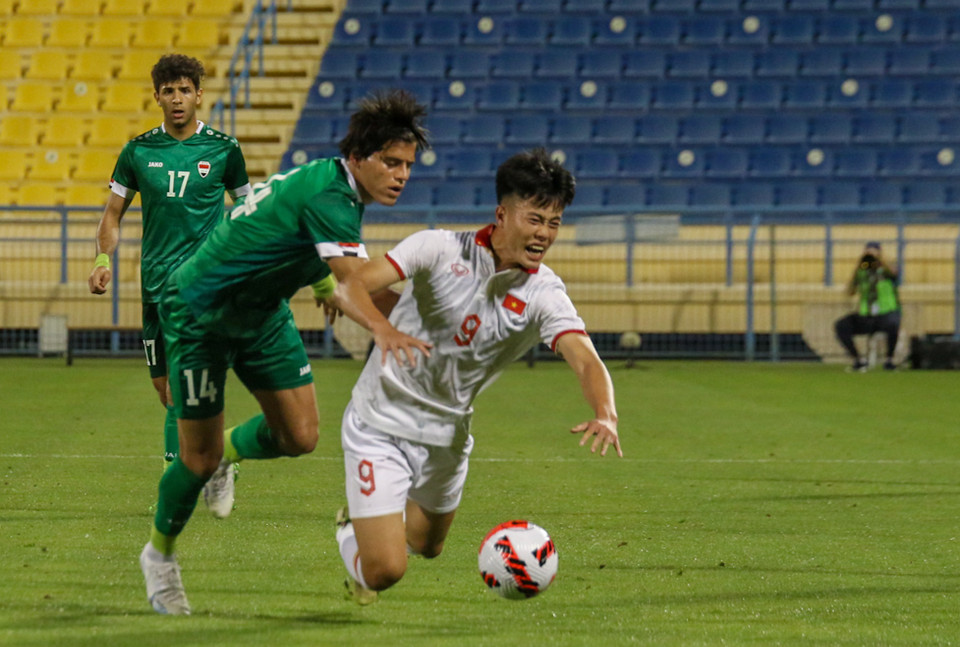 Tấm thẻ đỏ của hậu vệ Vũ Tiến Long khiến huấn luyện viên Philippe Troussier dù liên tiếp đưa ra các sự thay đổi người cũng không thể giúp U23 Việt Nam tránh khỏi thất bại. (Ảnh: VFF)