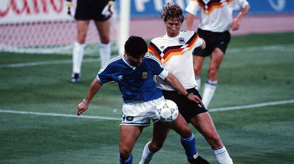 Guido Buchwald 'chăm sóc' Diego Maradona khiến 'bàn tay của Chúa' không thể xoay sở... Nguồn: DFB.de