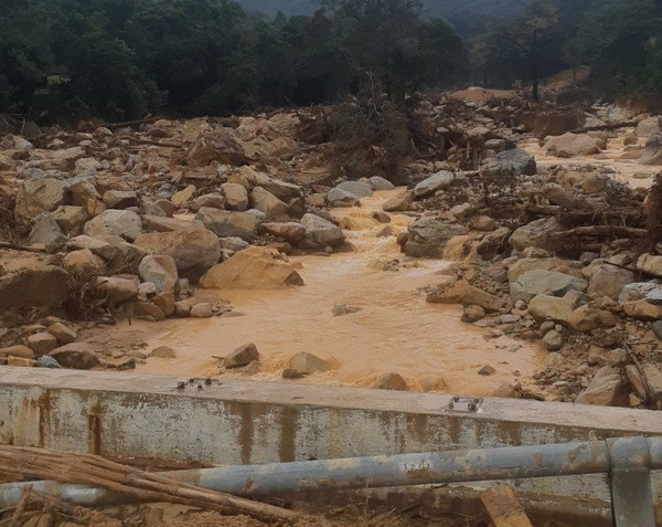 Đoạn đường hôm trước phải chuyển đồ ăn bằng ròng rọc vào, hiện nay đã nối đc để đi xe qua đc, dưới là vực sâu, trên cuốn sạch cây trơ đá (Ảnh: Thủy Trần/Vietnam+)
