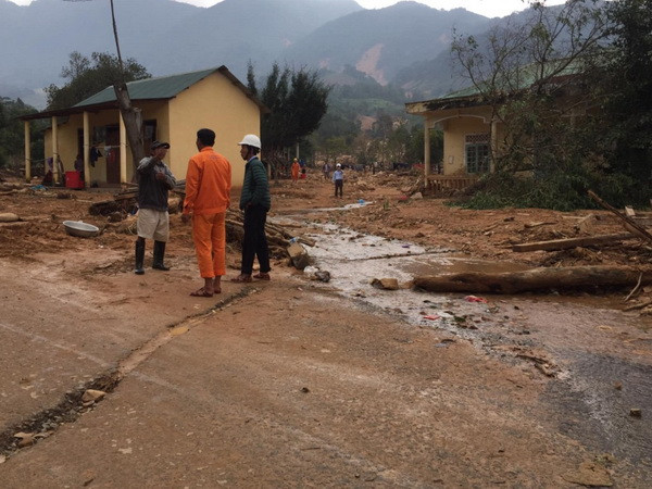 Điện lực Khe Sanh đã nối lại đường điện cho Hướng Lập và Hướng Việt nhưng bà con vẫn không có nước sạch để dùng.(Ảnh: Nguồn Thủy Trần/Vietnam+)